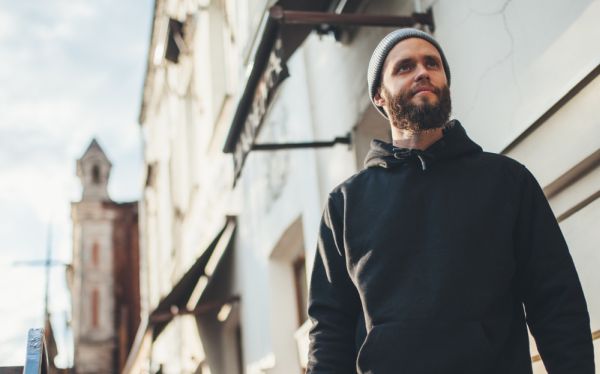 Ako vytvoriť pohodlný outfit s mikinou a nepôsobiť ako pubertiak?