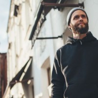 Ako vytvoriť pohodlný outfit s mikinou a nepôsobiť ako pubertiak?