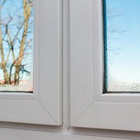 Pozor na únik tepla a rosenie okien počas vykurovacej sezóny